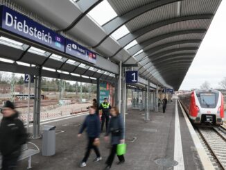 Nach mehr als zweijährigem Umbau halten nun wieder Züge der Hamburger S-Bahn an der Station Diebsteich.