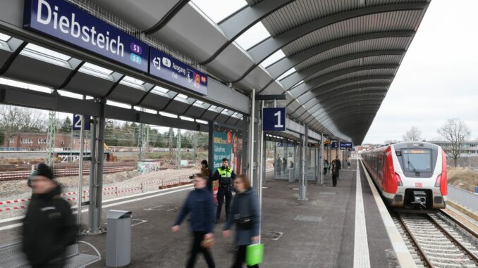 Nach mehr als zweijährigem Umbau halten nun wieder Züge der Hamburger S-Bahn an der Station Diebsteich.