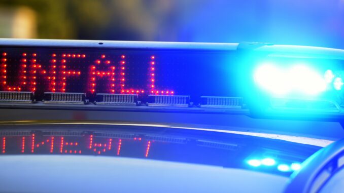 Ein Rollerfahrer ist in Kiel bei einem Unfall lebensgefährlich verletzt worden.