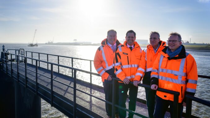 Im Deutschen Offshore-Industrie-Zentrum in Cuxhaven werden neue Liegeplätze und Terminalflächen gebaut. 