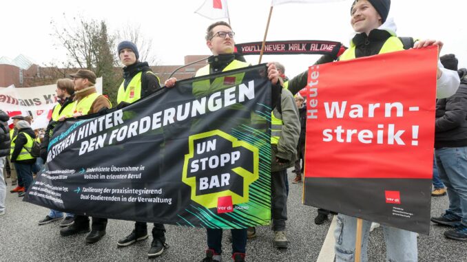 Die Beschäftigten im öffentlichen Dienst warten weiterhin auf ein Angebot der Arbeitgeber. (Symbolbild)