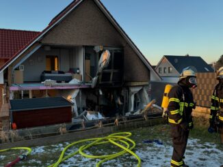 Die Explosion hat eine Hauswand zerstört.