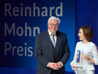 Bundespräsident Frank-Walter Steinmeier und Maia Sandu, Präsidentin der Republik Moldau, stehen auf der Bühne bei der  Verleihung Reinhard-Mohn-Preis 2025.