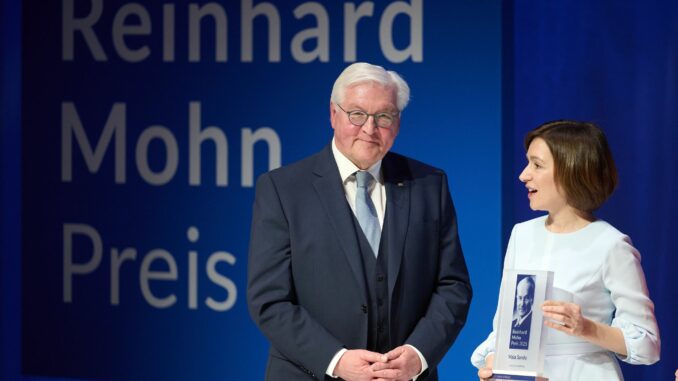 Bundespräsident Frank-Walter Steinmeier und Maia Sandu, Präsidentin der Republik Moldau, stehen auf der Bühne bei der  Verleihung Reinhard-Mohn-Preis 2025.