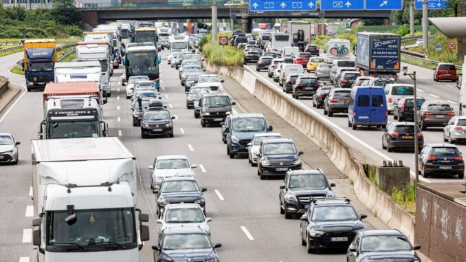 Autofahrer standen in Hamburg über 13.000 Stunden im Stau. (Symbolbild)