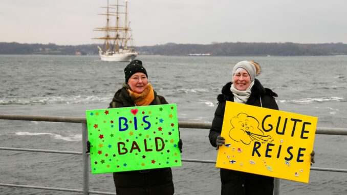 Die «Gorch Fock» verlässt den Heimathafen in Kiel.