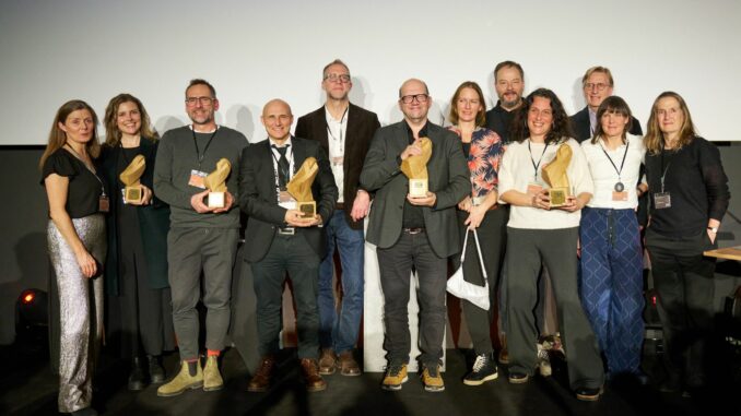 Gruppenbild mit Preisträgern und Eule: (v.l.n.r.): Iseult Howlett, Kathleen Harris, Pepe Lange, Marko Röhr, Christian Haynen, Thomas Weidenbach, Sarah Zierul, Jan Haft, Melanie Haft, Jörn Röver, Susann Lummer, Britta Kiesewetter.