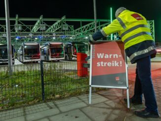 Wegen eines ganztägigen Warnstreiks bei den Verkehrsbetrieben Hamburg-Holstein (VHH) stehen am Freitag die Busse still.