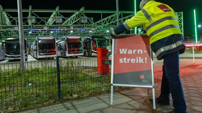 Wegen eines ganztägigen Warnstreiks bei den Verkehrsbetrieben Hamburg-Holstein (VHH) stehen am Freitag die Busse still.