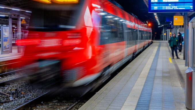 Ein ins Gleisbett gestürzter Mann ist im Bahnhof Hamburg-Hammerbrook beklaut worden. (Symbolbild)