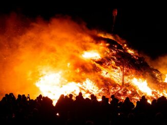 Am Freitag werden in Nordfriesland wieder die Biikefeuer entfacht. (Archivbild)