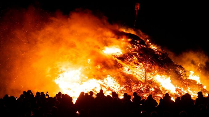 Am Freitag werden in Nordfriesland wieder die Biikefeuer entfacht. (Archivbild)