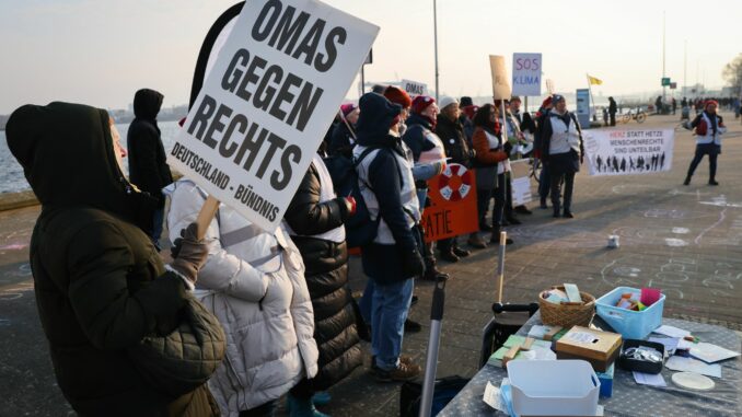 Die Vereinigung «Omas gegen Rechts» wendet sich vor allem gegen die AfD. (Archivfoto) 