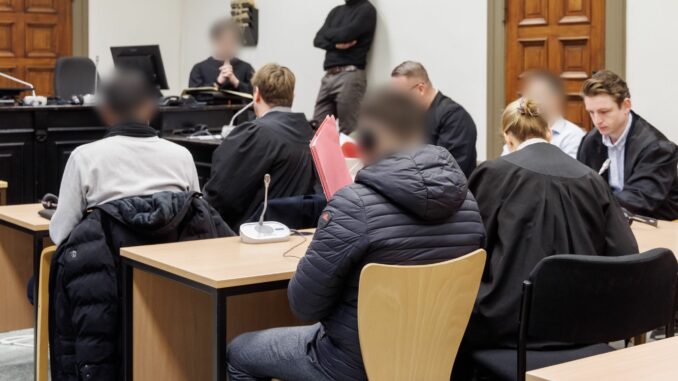 Damit das Geld aus den Drogengeschäften anderer vor der Polizei sicher ist, haben ein 39-Jähriger und seine Familie mutmaßlich fast 43 Millionen Euro nach Polen transportieren lassen. 