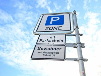 Die Deutsche Umwelthilfe fordert, die Obergrenze für die Kosten von Anwohnerparkausweisen in Schleswig-Holstein aufzuheben.