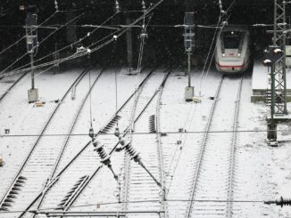 Ein Mann hat am Freitag in einem ICE zwei Frauen sexuell belästigt. (Symbolfoto)