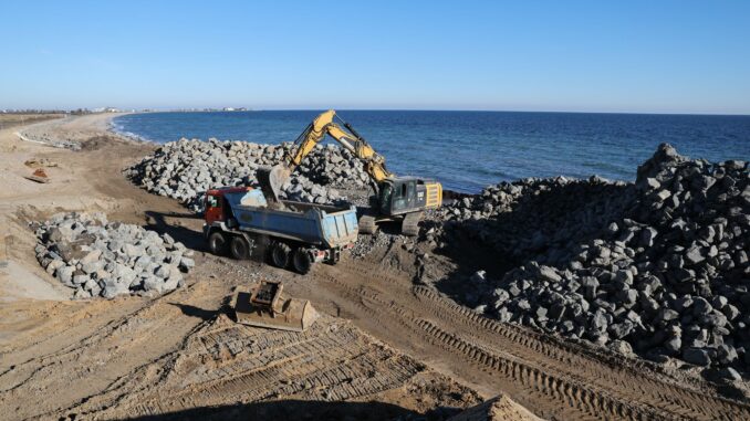 . Die schwere Ostseesturmflut im Oktober 2023 hat den Deich bei Schönhagen stark beschädigt.