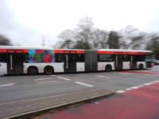 Mit angepassten Hilfsfunktionen soll die App «hvv Custom» Fahrgästen mit Hör- und Seheinschränkungen bei der Fahrt mit Bus und Bahn unterstützen. (Symbolbild)