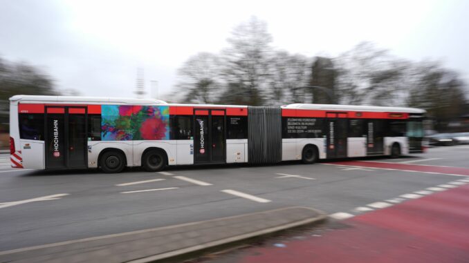 Mit angepassten Hilfsfunktionen soll die App «hvv Custom» Fahrgästen mit Hör- und Seheinschränkungen bei der Fahrt mit Bus und Bahn unterstützen. (Symbolbild)