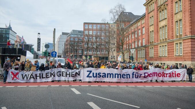 Ein breites Bündnis hatte zu einer Demo für Zusammenhalt und gegen Rechtsextremismus geladen.