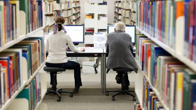 Der Austausch mit älteren Menschen eröffnet Studenten neue Perspektiven. (Symbolbild)