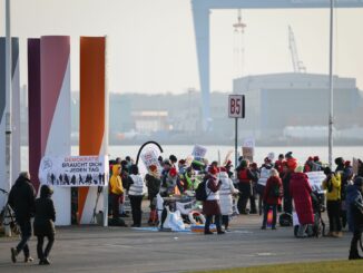 In Kiel hatten die «Omas gegen Rechts» zur Demo aufgerufen.