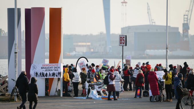 In Kiel hatten die «Omas gegen Rechts» zur Demo aufgerufen.