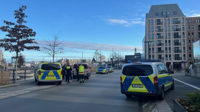 Ein 28-Jähriger war am Rande einer Kurden-Demonstration in der Kieler Innenstadt mit einem Messer schwer verletzt worden. (Archivbild)