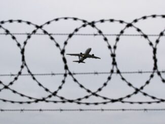 Die Hamburger CDU befeuert mit der Forderung nach «Express-Abschiebehaft» am Flughafen die Debatte um die Migrationspolitik. (Symbolbild)