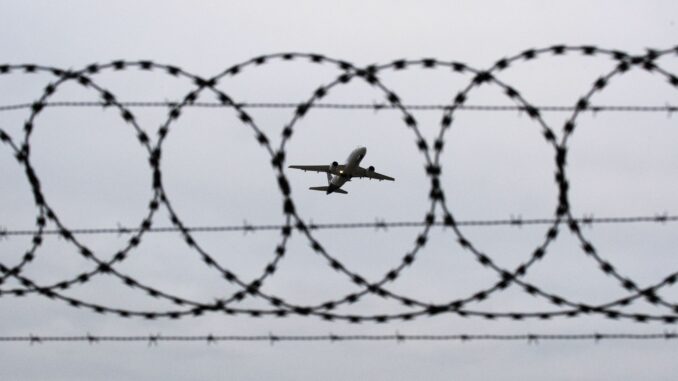 Die Hamburger CDU befeuert mit der Forderung nach «Express-Abschiebehaft» am Flughafen die Debatte um die Migrationspolitik. (Symbolbild)