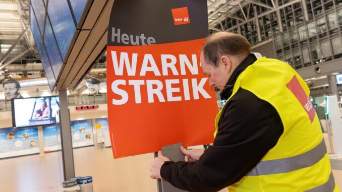 Die Gewerkschaft Verdi hat Beschäftigte des Hamburger Flughafens zu einem mehrtägigen Warnstreik aufgerufen. (Archivbild)