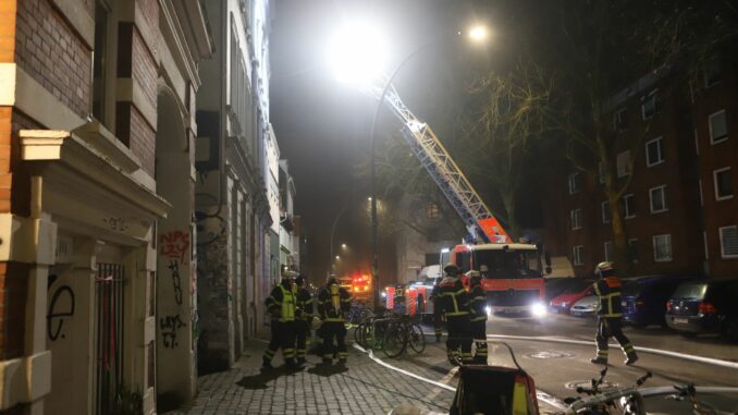 Bei einem Feuer in Hamburg-Altona wurden mehrere Menschen verletzt - eine Person wurde tot geborgen. 