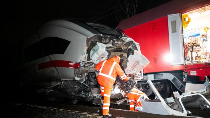 Der ICE stieß an einem Bahnübergang im Süden Hamburgs gegen einen Lastwagen.