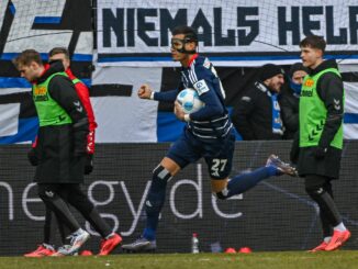 Stürmer Davie Selke lässt den HSV spät jubeln.