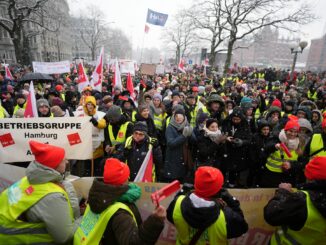 Um ihrer Forderung nach einer tariflichen Altersteilzeitregelung Nachdruck zu verleihen, hat die Gewerkschaft Verdi Beschäftigte der Stadt Hamburg zu einem Warnstreik aufgerufen. (Archivbild)