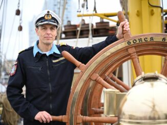 Elmar Bornkessel bricht mit dem Segelschulschiff zur Ausbildungsreise auf. (Archivbild)