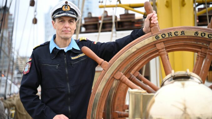 Elmar Bornkessel bricht mit dem Segelschulschiff zur Ausbildungsreise auf. (Archivbild)