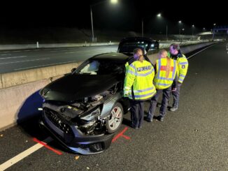 Das Unfallauto steht nach einem Dreher in falscher Richtung auf der A7.