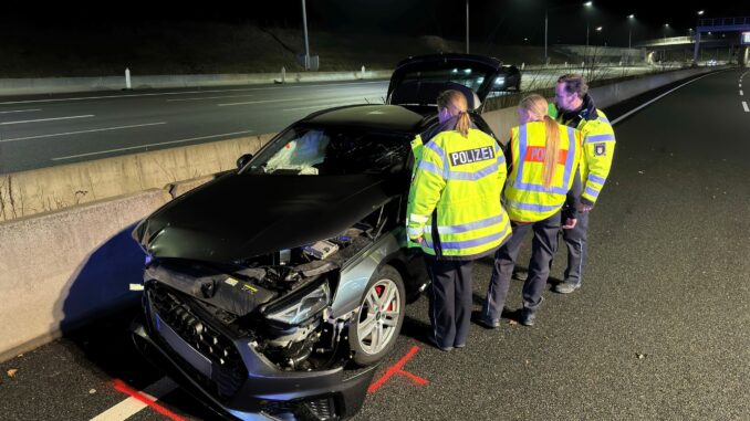 Das Unfallauto steht nach einem Dreher in falscher Richtung auf der A7.