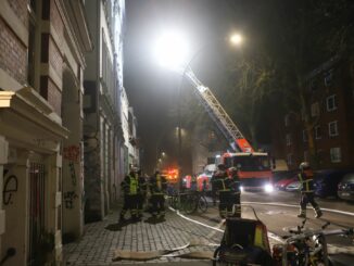 Bei einem Feuer in Hamburg-Altona wurden mehrere Menschen verletzt - eine Person wurde tot geborgen.