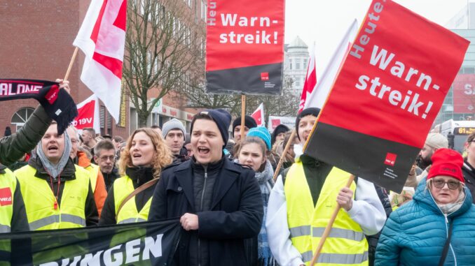 In Kiel sind etwa 1.500 Menschen anlässlich des Warnstreiks auf die Straße gegangen.