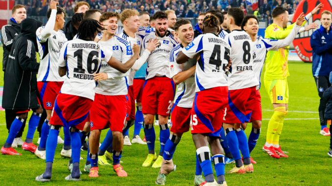 Der HSV feiert den Sieg gegen Kaiserslautern.