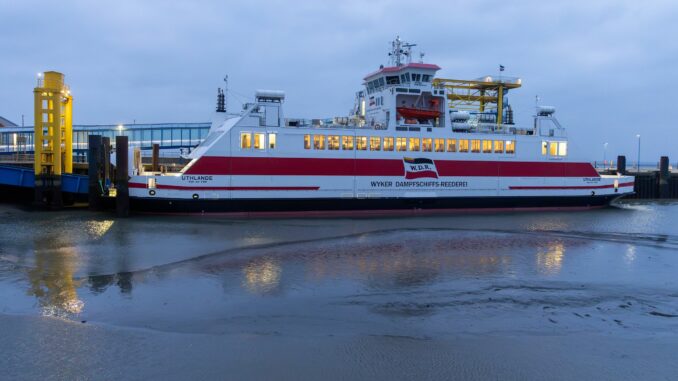 Wenn starker Ostwind das Wasser aus dem Wattenmeer treibt, wird es für die Fährschiffe schwierig.