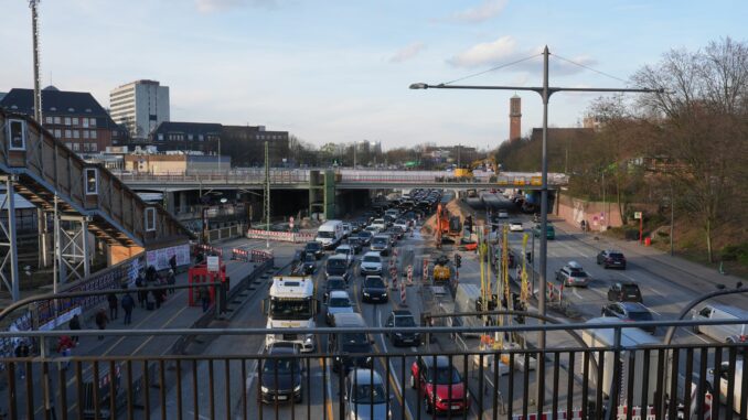 Die Brückenbauarbeiten am Berliner Tor in Hamburg erfordern die mehrtägige Vollsperrung der Bürgerweide und des Berlinertordamms.