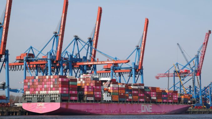 Ein Containerschiff wird am Terminal Altenwerder abgefertigt. (Produktion)