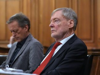 Das Haus des AfD-Bürgerschaftsabgeordneten Claus Schülke (rechts) wurde mit roter Farbe beschmiert. (Archivbild)