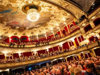 Mit von der Partie sind Schauspielerinnen und Schauspieler wie Caroline Peters und Wolfram Koch. (Symbolbild)