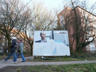 Die Polizei hat in den ersten rund fünf Wochen des Jahres bereits 81 Ermittlungsverfahren wegen verschmierter, beschädigter oder gestohlener Wahlplakate eingeleitet. (Archivbild)