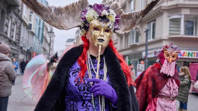 Mit Masken und farbenfrohen Kostümen waren die Darsteller in Hamburg unterwegs.