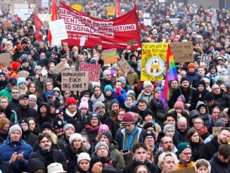 Unter dem Motto «Hamburg steht zusammen: Wer mit Faschisten paktiert, hat nichts kapiert!» hatte ein Bündnis von mehr als 20 Organisationen zu der Demonstration aufgerufen.